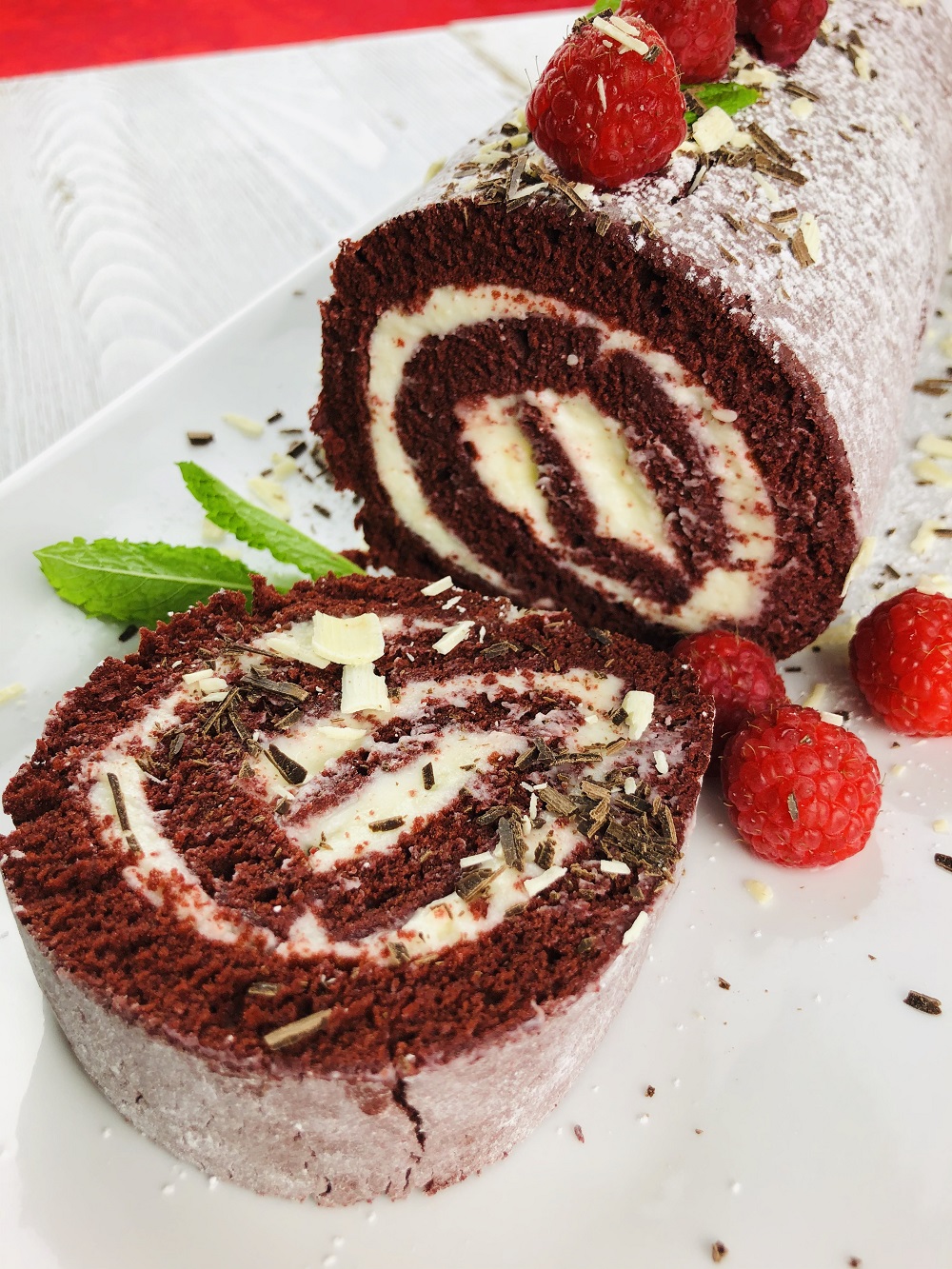 Red velvet yule log - Italian recipes by GialloZafferano